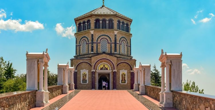 Гора Трони и наследие архиепископа Макариоса III