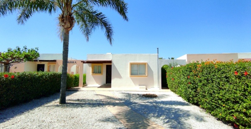 Bungalow Sea Paradise with palm tree, private entrance and landscaped garden